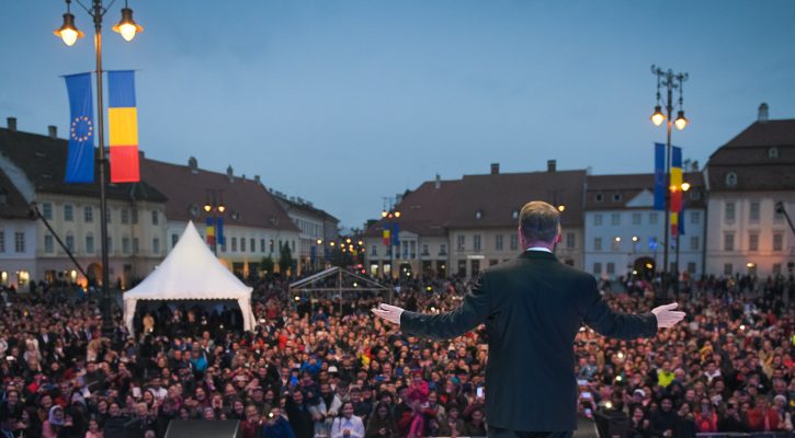 Sibiu: Aproape 10.000 de oameni, pe ploaie, în piaţa Summitului UE la spectacolul de folclor şi concertul Deliei