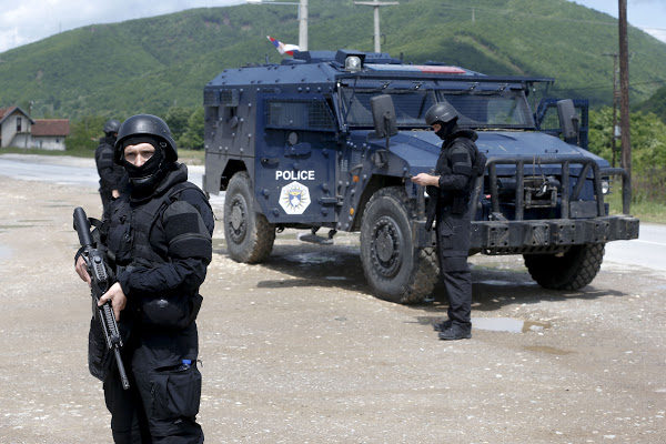 Tensiuni în Kosovo: Doi angajaţi ai ONU, arestaţi şi răniţi: Preşedintele Serbiei plasează armata în stare de luptă