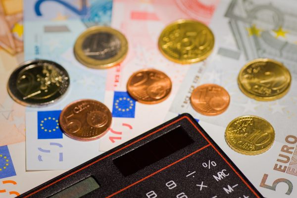 Teodorovici: Românii care lucrează în străinătate vor transfera banii fără comisioane bancare, din iunie