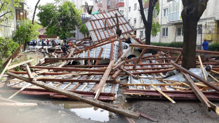 Timiş: Copaci doborâţi peste maşini şi acoperişuri dislocate în urma furtunii de duminică seara