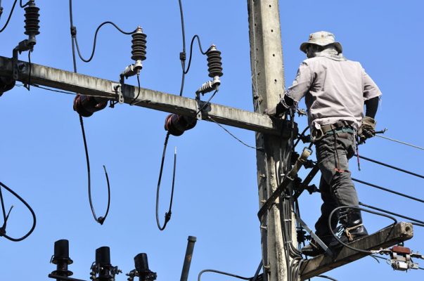 Vrancea: Circa 6.350 de abonaţi fără curent electric în urma fenomenelor meteorologice