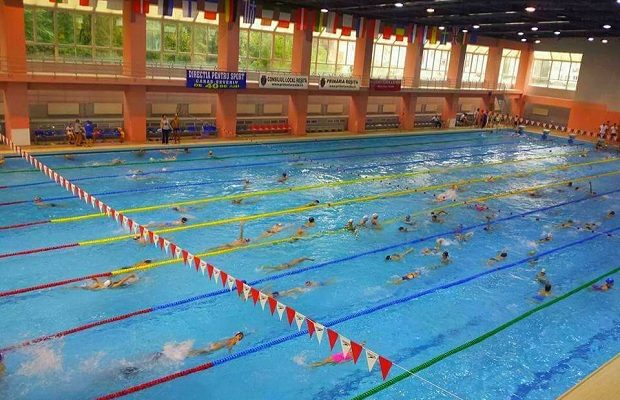 Aproape o sută de competitori, la Campionatul naţional de înot masters de la Reşiţa