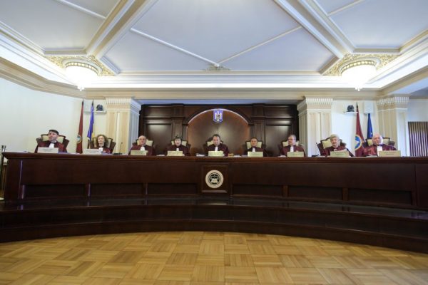 CCR discută sesizarea PNL şi USR asupra legii privind aducerea rezervelor de aur în ţară