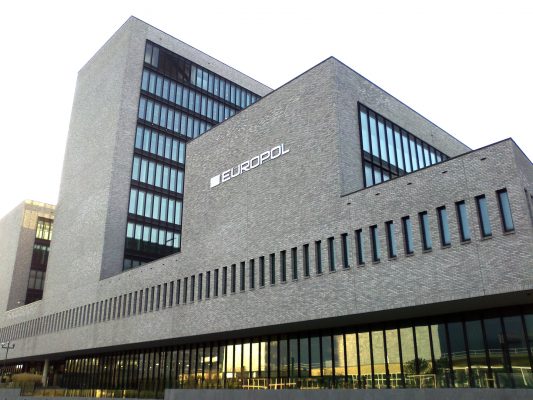 Cantităţi uriaşe de bani ”murdari” intră în Europa în special din Rusia şi China (responsabil Europol)