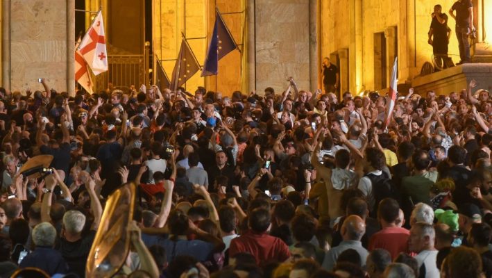 Georgia: 39 poliţişti şi 30 de manifestanţi răniţi în ciocniri în faţa parlamentului