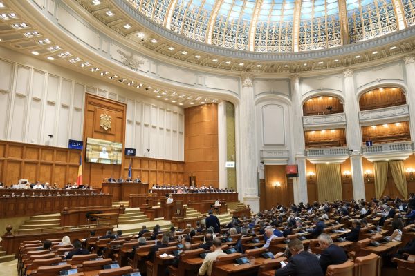 Moţiunea de cenzură ”Fără OUG-uri, fără parole de acces şi fără cozi la vot” a fost respinsă