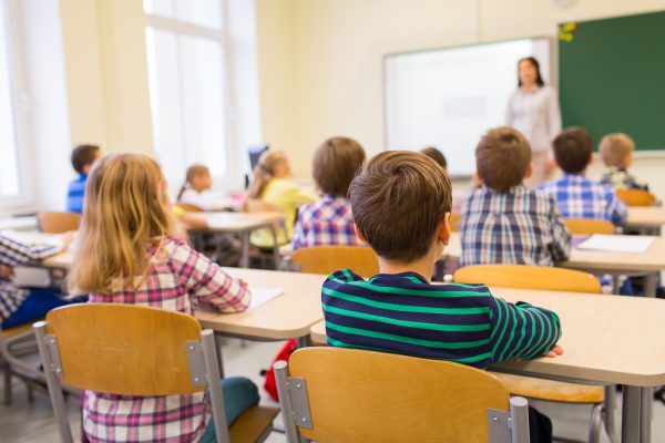 Peste 100 de copii vor fi sprijiniţi pentru a avea acces la educaţie printr-un parteneriat al Fundaţiei HHC