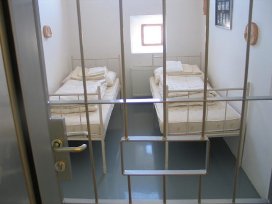 Alba: Adolescent din Cugir, reţinut după ce a bătut un alt copil