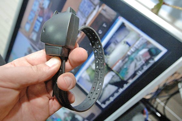 Federaţia Sindicatelor Poliţiştilor se opune sistemului de monitorizare cu ”brăţări” electronice a suspecţilor