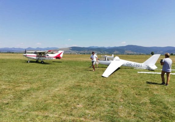 Hunedoara: Peste 50 de piloţi participă la Campionatul Mondial de Acrobaţie cu planorul