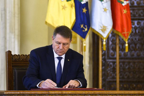 Iohannis a semnat decretele de numire a noilor miniştri; Moga – MAI, Mănescu – MAE, Fifor – vicepremier