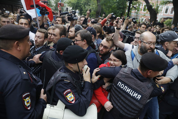 Mai mulţi opozanţi au fost arestaţi în timpul unei manifestaţii pentru ”alegeri corecte” la Moscova