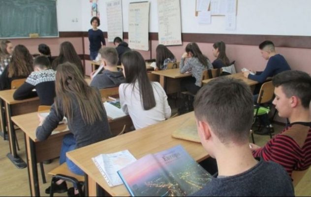 Peste 27.700 de candidaţi înscrişi pentru titularizare; proba scrisă se desfăşoară în 85 de centre de examen