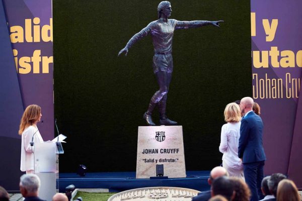 Fotbal: FC Barcelona a inaugurat statuia lui Johan Cruyff, în faţa stadionului Camp Nou
