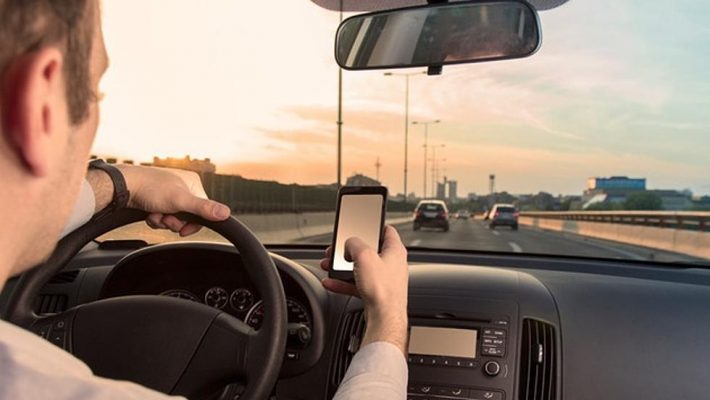 Guvernul va introduce noi sancţiuni pentru folosirea inadecvată a telefonului mobil de către conducătorii auto