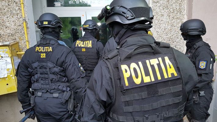 Hunedoara: Şase persoane specializate în furturi prin utilizarea unor dispozitive de bruiaj, reţinute după percheziţii
