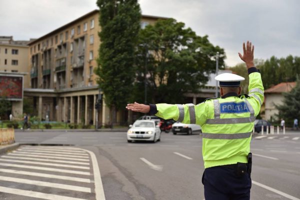 IGPR: Peste 1.000 de autovehicule, depistate de poliţişti în timp ce transportau persoane ilegal