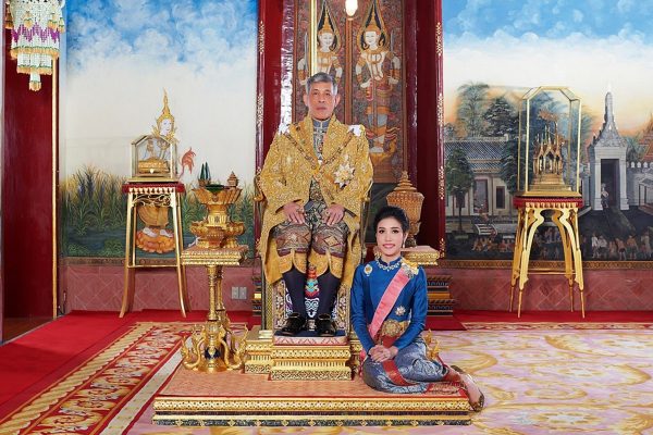 Sineenat Wongvajirapakdi, noua concubină a regelui Thailandei, prezentată la Palatul Regal din Bangkok