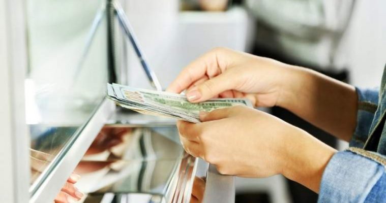 Teodorovici anunţă că românii de peste hotare vor putea trimite acasă bani fără niciun comision