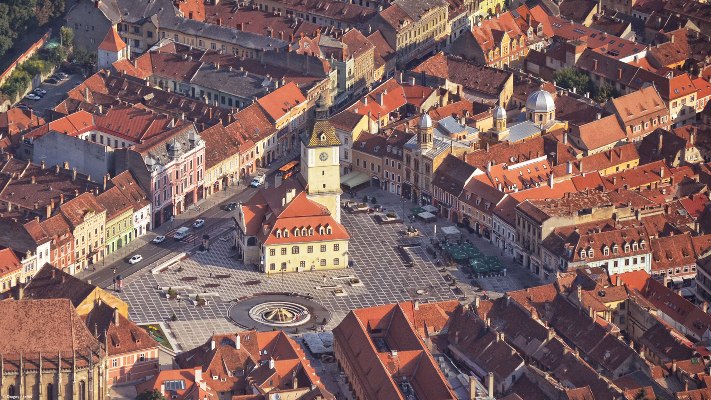 Braşov: Marfă expirată, ce urma să fie vândută la un festival în Piaţa Sfatului, găsită de Protecţia Consumatorului