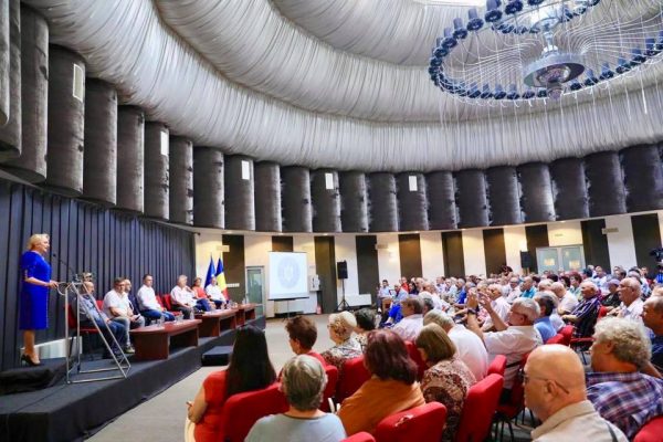 Dăncilă: Să creăm condiţiile ca românii să se întoarcă în ţară; mulţi au plecat când se tăiau salarii şi pensii