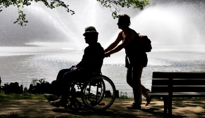 Iaşi: Ministrul Budăi dă asigurări că însoţitorii persoanelor cu dizabilităţi îşi vor primi indemnizaţiile