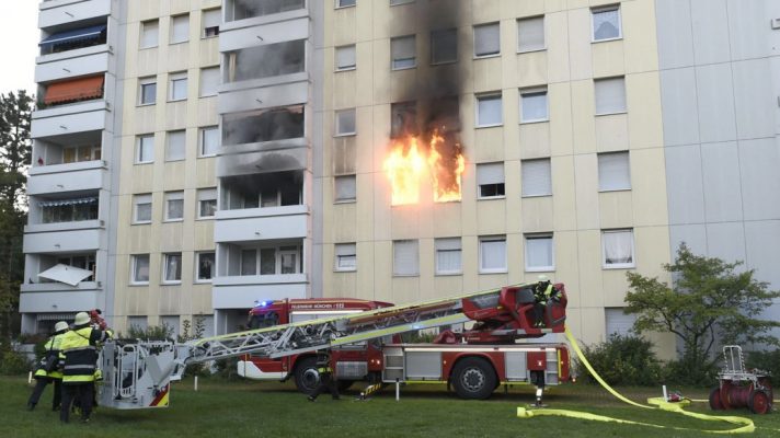O trotinetă electrică provoacă un incendiu la Munchen; zece persoane intoxicate