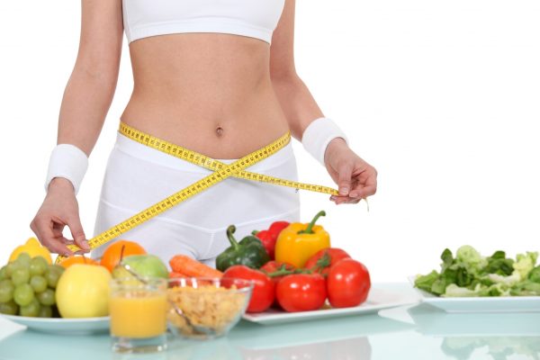 Persoanele care ţin regim de slăbit ar trebui să stabilească o limită a caloriilor pe masă, nu pe zi