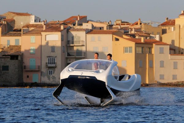 ”Taxiurile zburătoare” SeaBubbles, testate pe apele Senei, la Paris