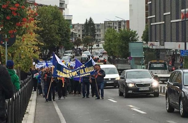 Vâlcea: Sindicaliştii de pe Platforma Chimică a Râmnicului au reluat protestele; ei cer autorităţilor să le salveze locurile de muncă