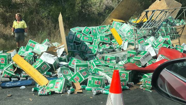 VIDEO Australia – Mii de cutii de bere s-au împrăştiat pe o autostradă după ce un autocamion s-a răsturnat