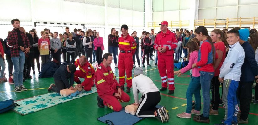 Botoşani: Peste 2.000 de elevi şi adulţi au participat la un curs de resuscitare