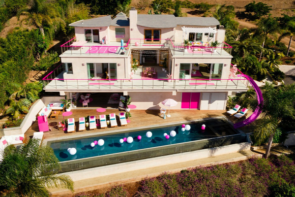 Casa Barbie în versiune reală din Malibu, în decoruri roz, poate fi închiriată pe Airbnb