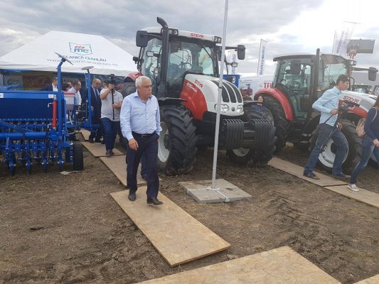 VIDEO Daea: România are 200.000 de tractoare; dacă le punem unul după altul, graniţa ţării este înconjurată de 4 rânduri de tractoare