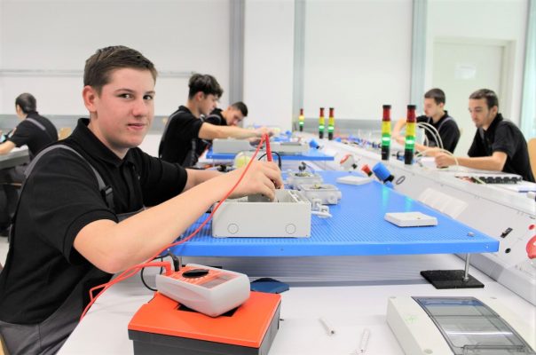 Hunedoara: Un producător german din industria auto a investit 80.000 de euro pentru atelierele şcolii profesionale