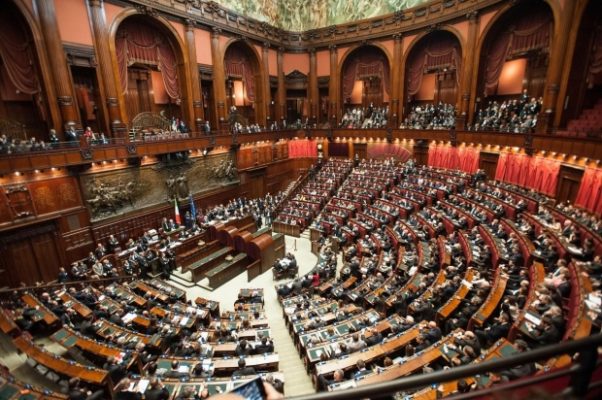Italia: Parlamentul a votat reducerea numărului membrilor săi cu peste o treime