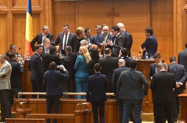 Parlament: Moţiunea de cenzură a fost adoptată