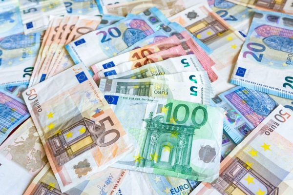 Franţa: 500.000 de euro amendă pentru escrocherie pentru partidul de extremă dreaptă Frontul Naţional