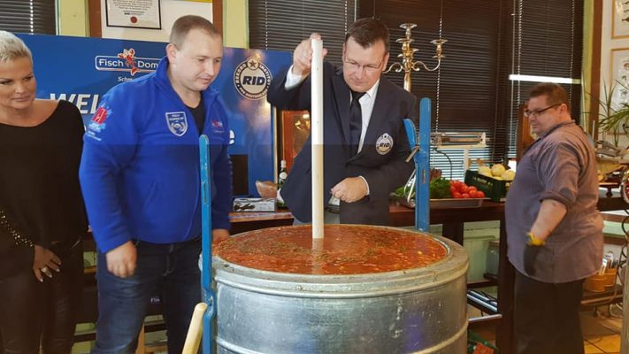 Record mondial – Un bucătar german a preparat cel mai mare bol cu soliancă din lume