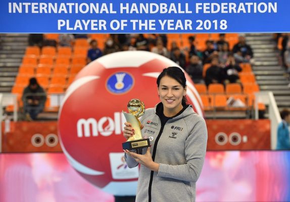 Handbal feminin: Cristina Neagu a primit trofeul de cea mai bună jucătoare a lumii în anul 2018