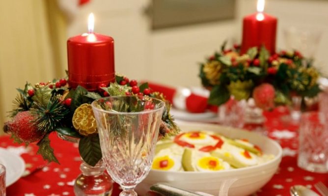Harghita: Mese festive de Crăciun pentru peste 100 de bătrâni singuri şi persoane nevoiaşe, oferite de Crucea Roşie