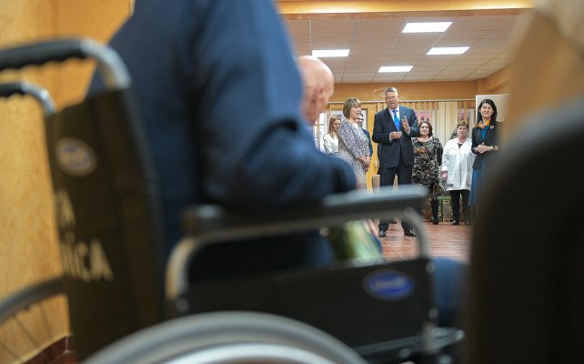 Preşedintele Iohannis a vizitat un centru de persoane vârstnice din Sectorul 6