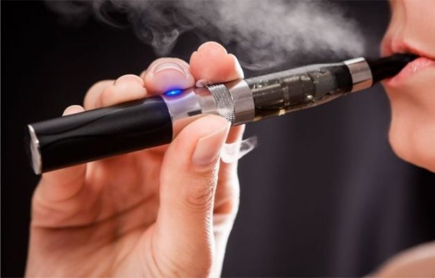 Utilizarea ţigaretelor electronice creşte cu o treime riscul de afecţiuni pulmonare, potrivit cercetătorilor americani