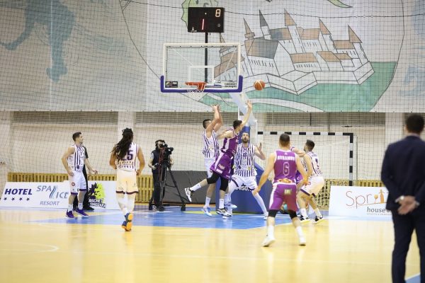 Baschet masculin: SCM Timişoara şi Dinamo, calificate la turneul Final Four al Cupei României