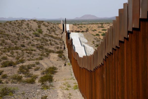 SUA: Pentagonul a primit o cerere de a construi peste 400 km din zidul lui Trump de la frontiera cu Mexicul