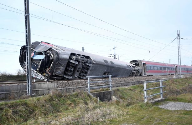 VIDEO Italia: Un tren de mare viteză a deraiat; doi mecanici şi-au pierdut viaţa