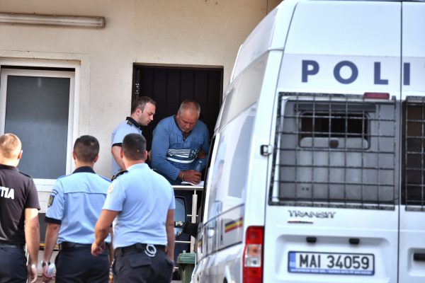 Olt: Tribunalul a menţinut măsura arestării preventive pentru Gheorghe Dincă şi complicele său