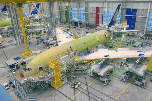 Airbus suspendă producţia în Franţa şi Spania