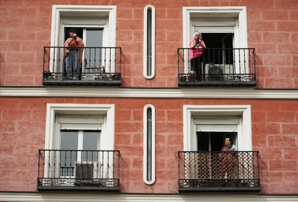 Coronavirus: Spaniolii protestează împotriva fostului rege ieşind pe balcoane şi bătând în oale şi tigăi