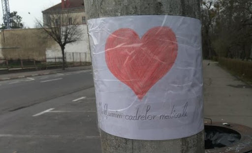 Un student lipeşte afişe în Sibiu în care le mulţumeşte medicilor şi celor din MAI
